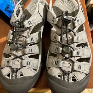 Women’s New Keen Newport H2 Silver size 10.5